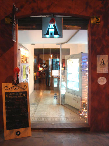 La tienda, situada en la calle principal del barrio de Gracia, ofrece los mejores productos de Portugal.